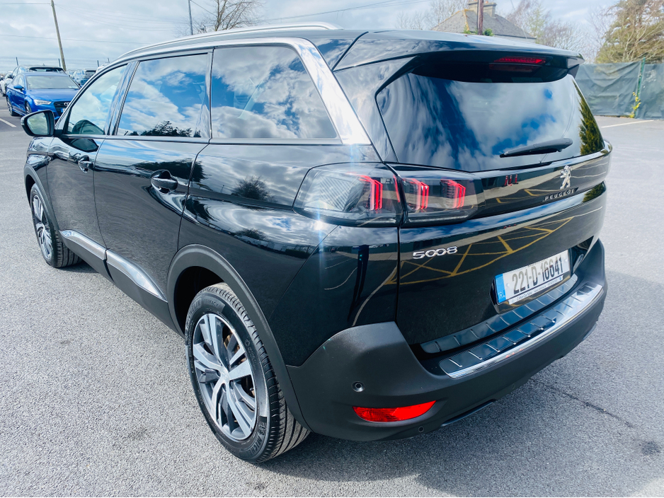 2022 Peugeot 5008 - image 8