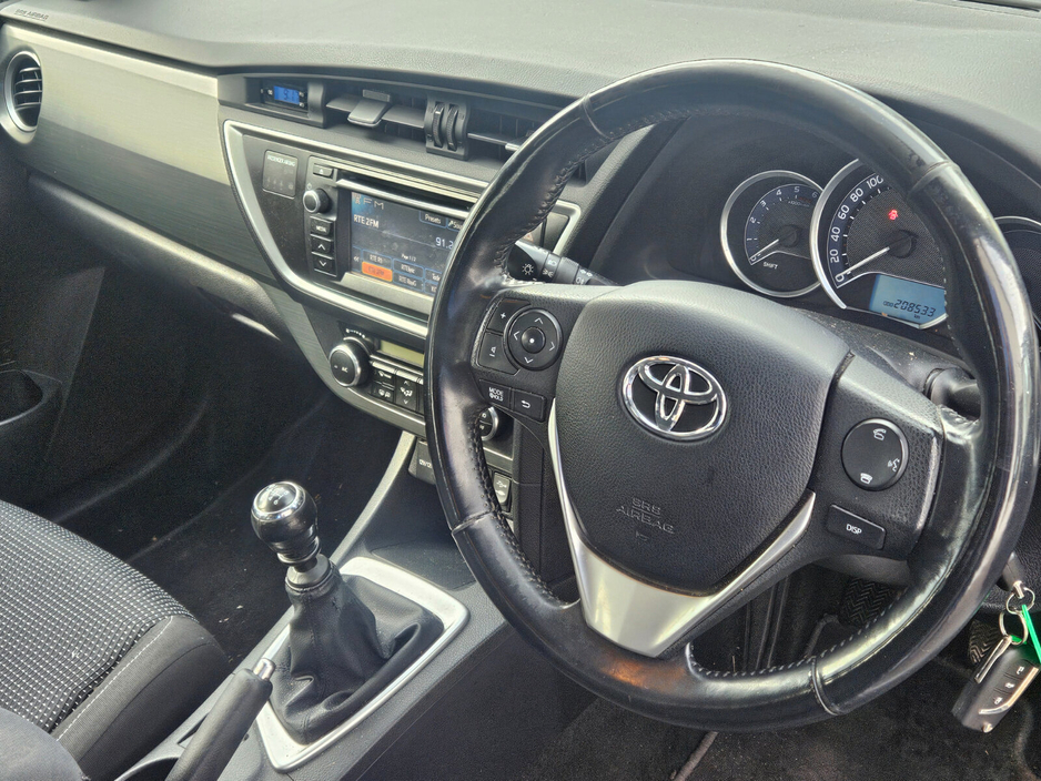 2013 Toyota Auris - image 5