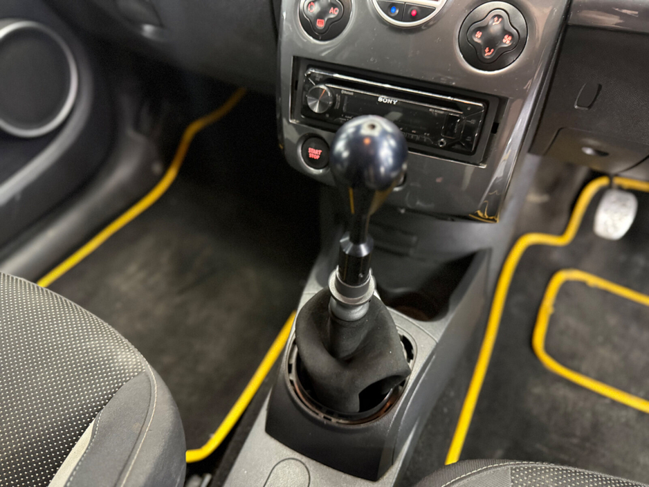 2012 Renault Clio - image 29