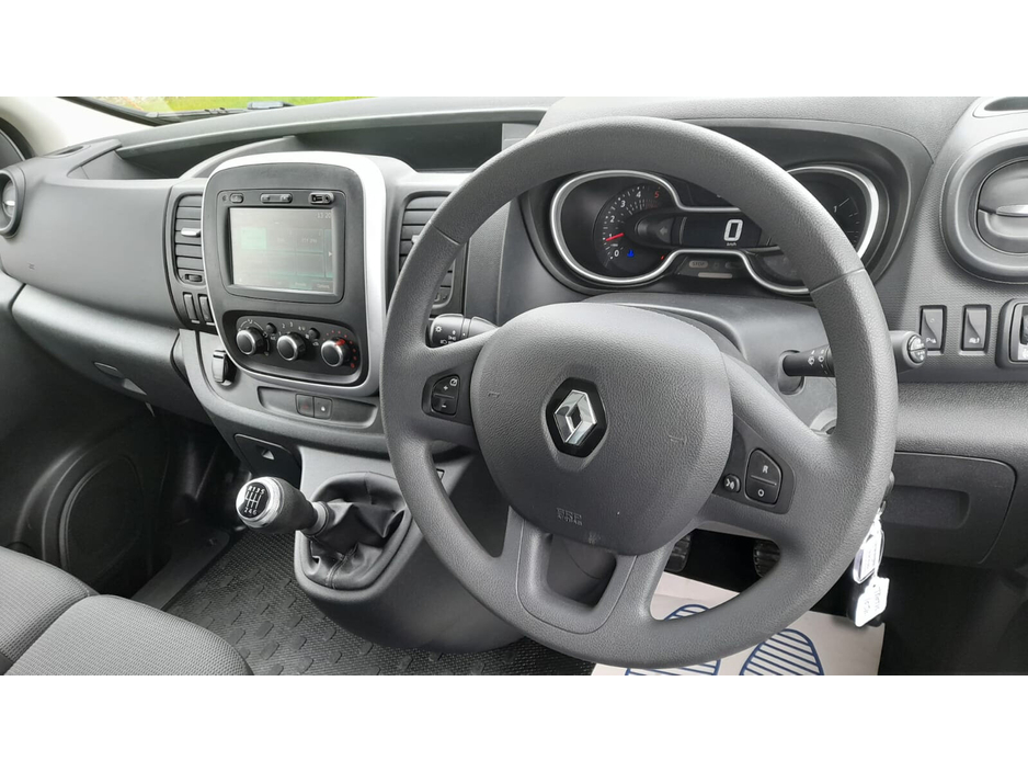 2021 Renault Trafic - image 5