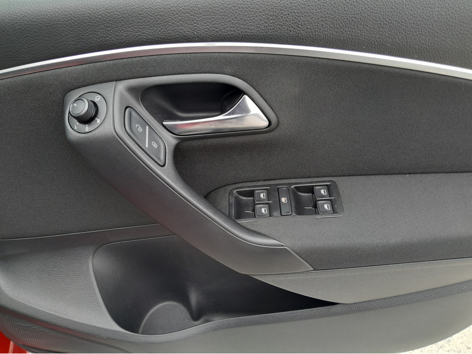 2016 Volkswagen Polo - image 22