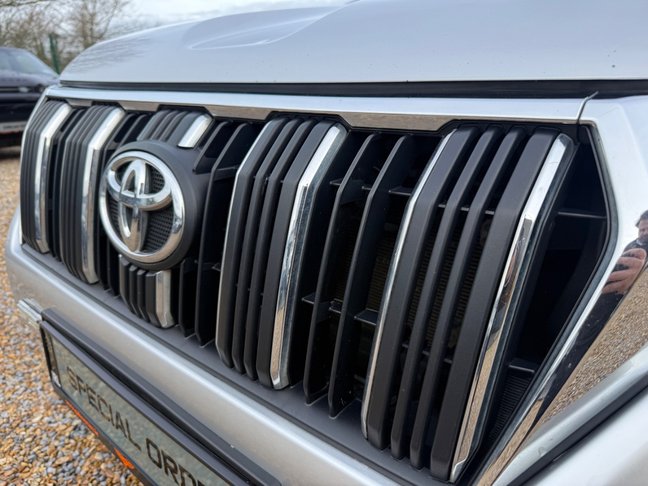 2020 Toyota Landcruiser - image 3
