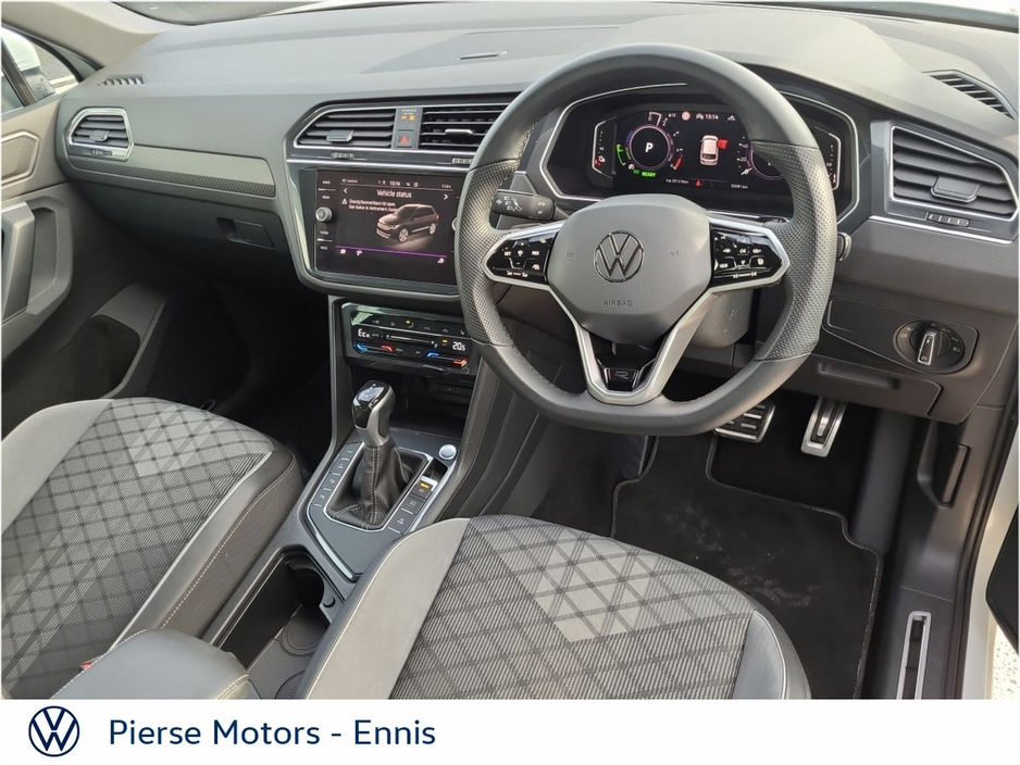 2023 Volkswagen Tiguan - image 2