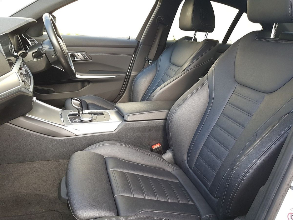 2022 BMW 3 Series - image 7