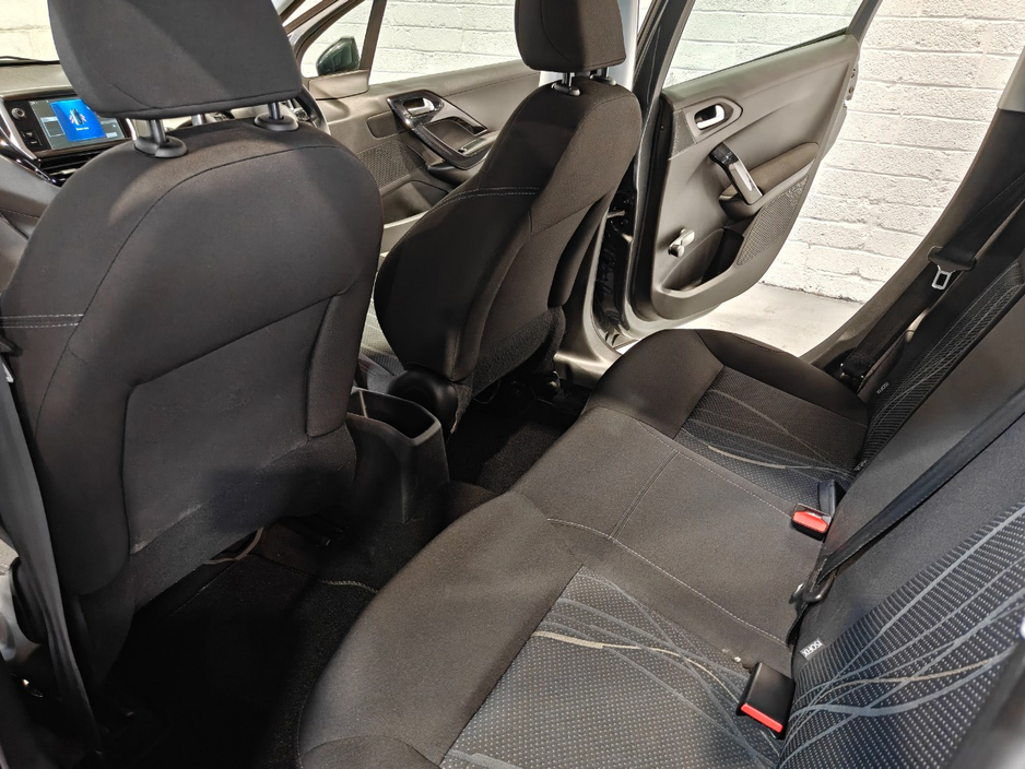 2014 Peugeot 208 - image 24