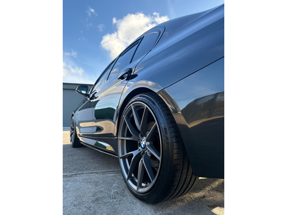 2018 BMW 3 Series - image 11