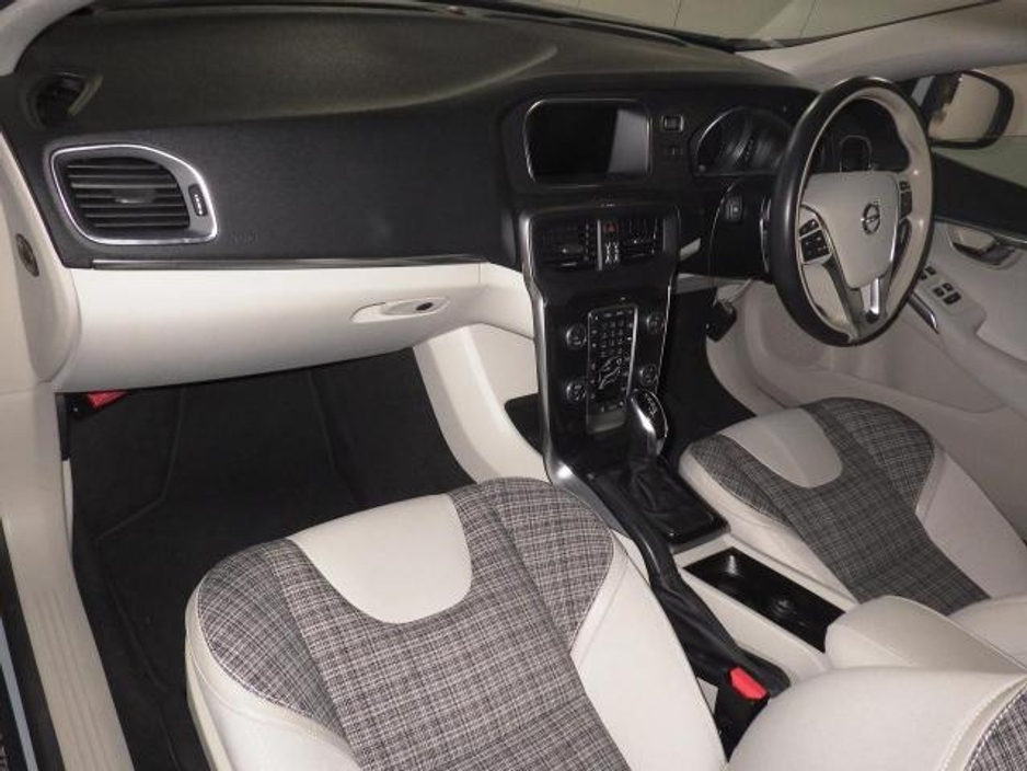 2018 Volvo V40 2.0 D4 MOMENTUM AUTOMATIC **TOP SPEC / 17" ALLOYS / ADAPTIVE CRUISE CONTROL / BLIND SPOT ASSIST / ELECTRIC & MEMORY FRONT SEATS / HALF LEATHER / HEATED FRONT SEATS / LED HEADLIGHTS / REVERSE CAMERA** €17,900