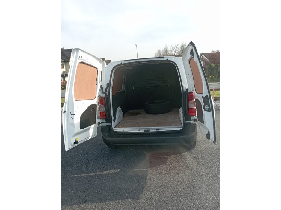 2021 Citroen Berlingo - image 3
