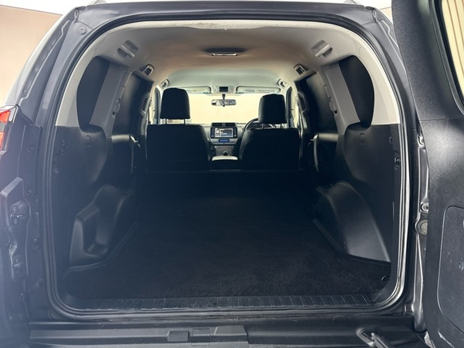 2022 Toyota Landcruiser - image 10