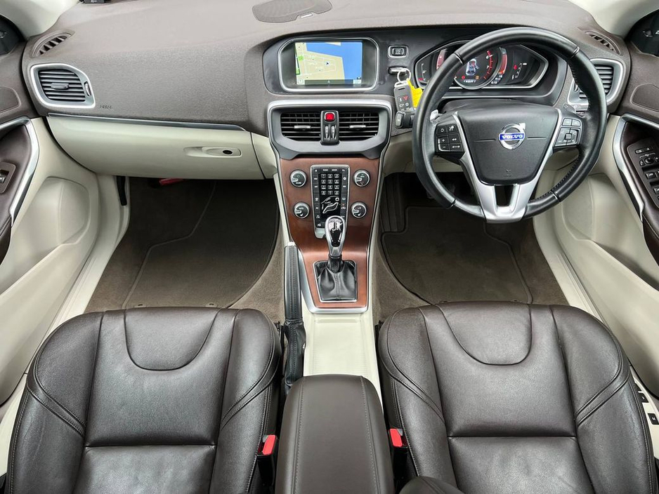 2016 Volvo V40 - image 10