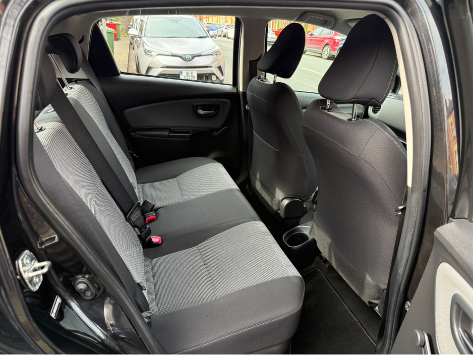 2017 Toyota Yaris - image 11