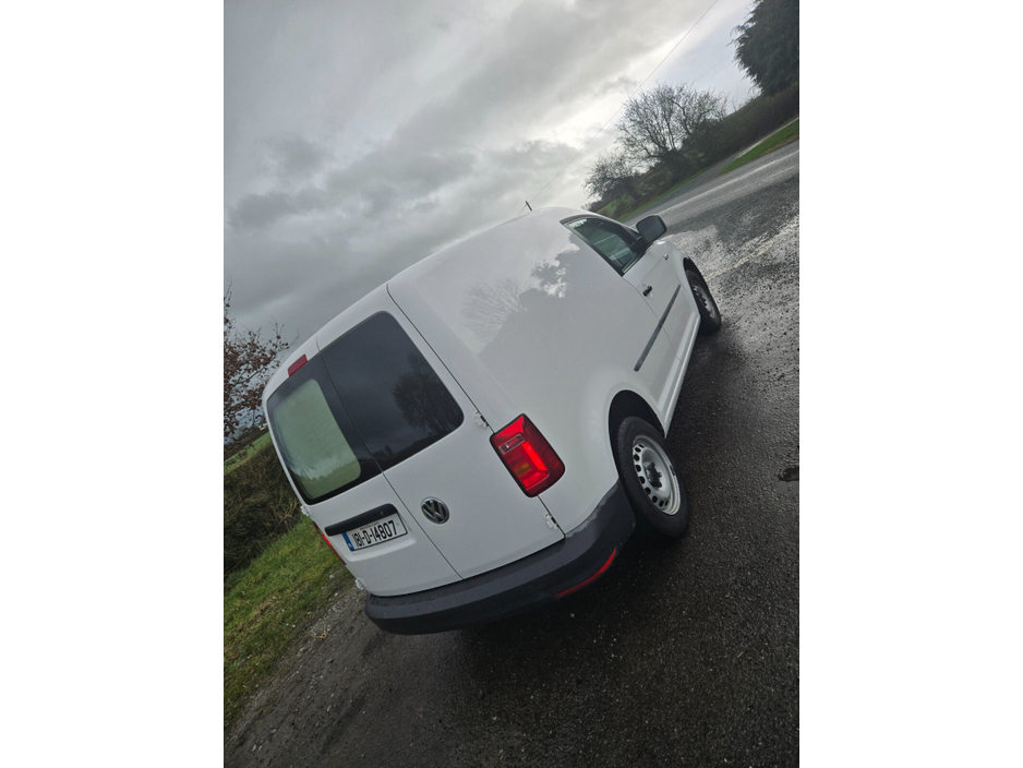 2018 Volkswagen Caddy - image 4