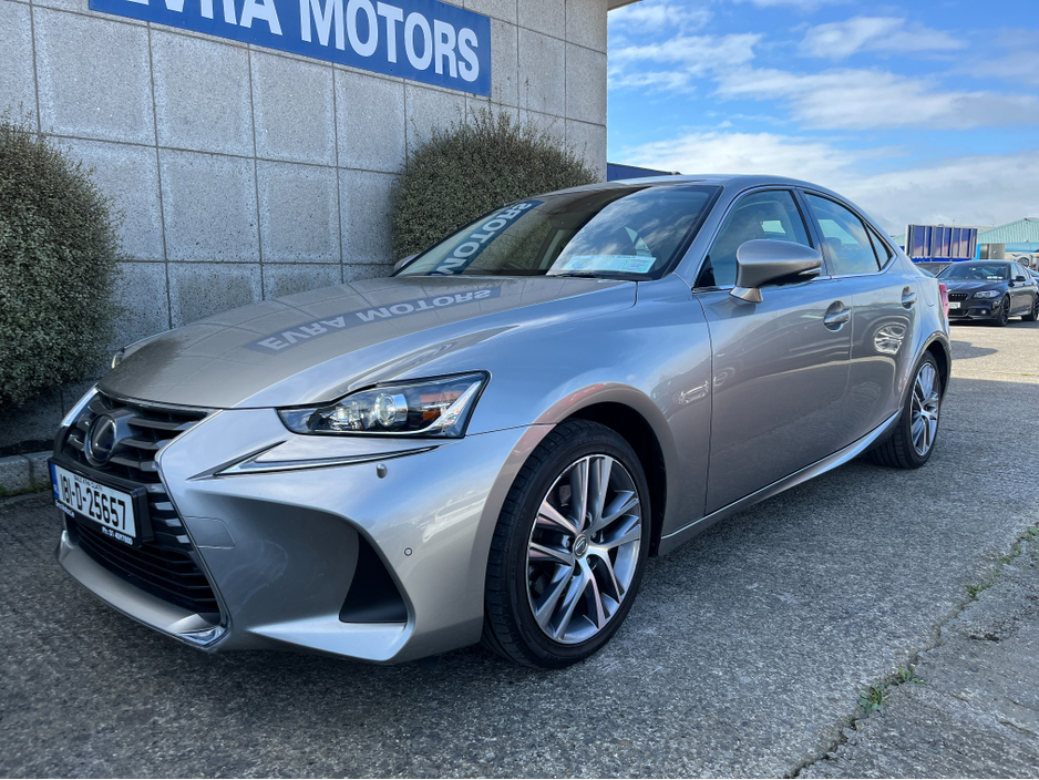 2018 Lexus IS 300 h - image 5