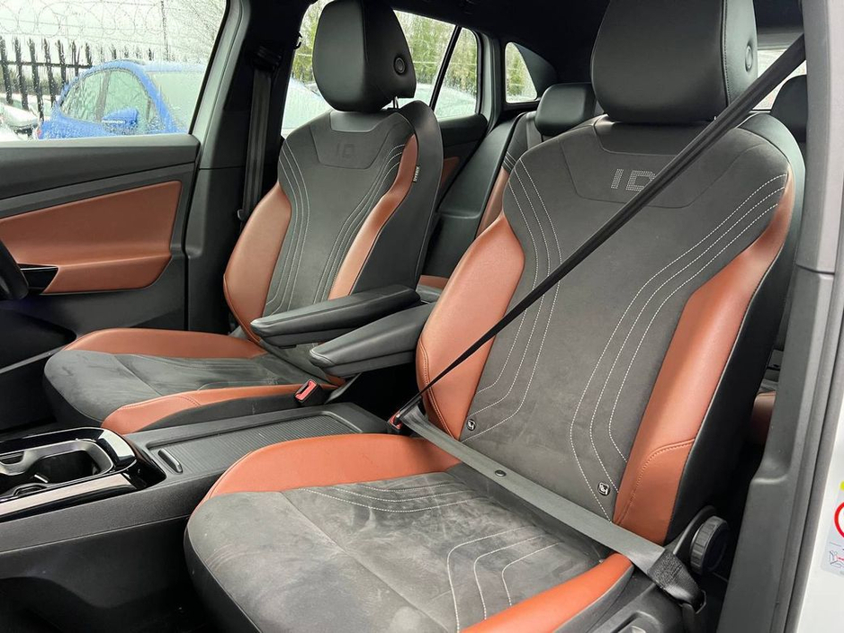 2021 Volkswagen ID.4 PRO LIFE 77KWH // 19" DIAMOND CUT ALLOYS // APPLE CARPLAY/ANDROID AUTO // PARKING SENSORS €21,900