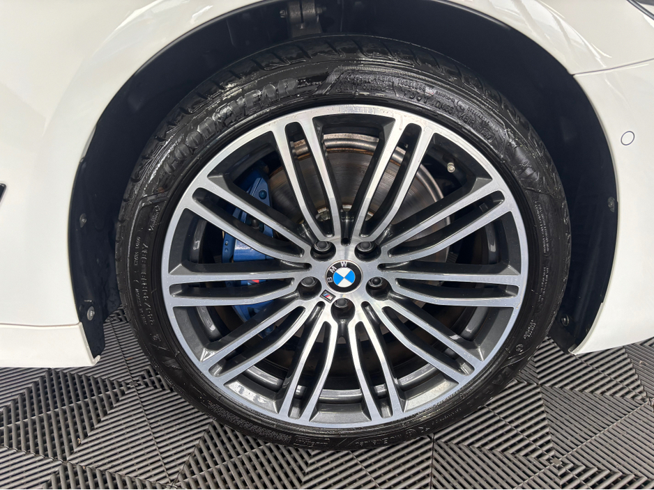 2020 BMW 5 Series - image 7