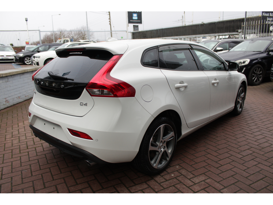 2017 Volvo V40 - image 4
