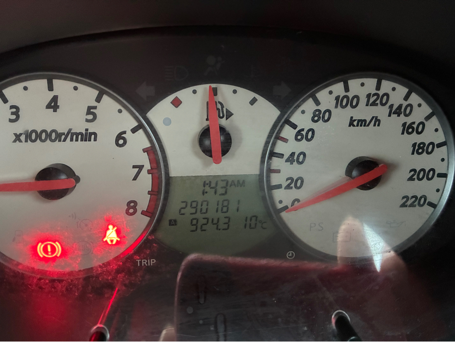 2010 Nissan Micra - image 12