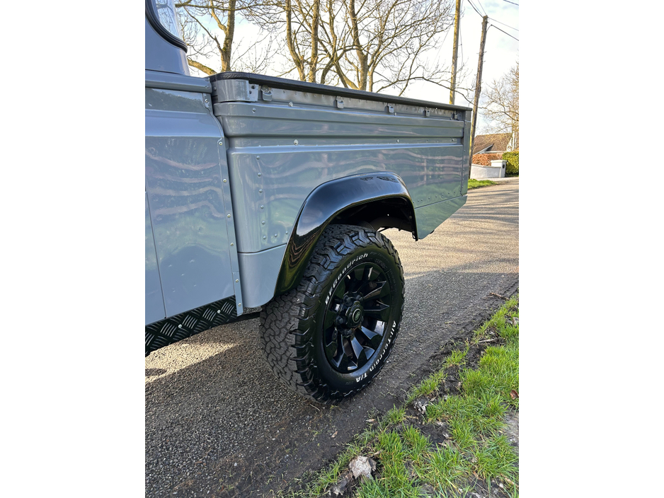 2017 Land Rover Defender - image 9