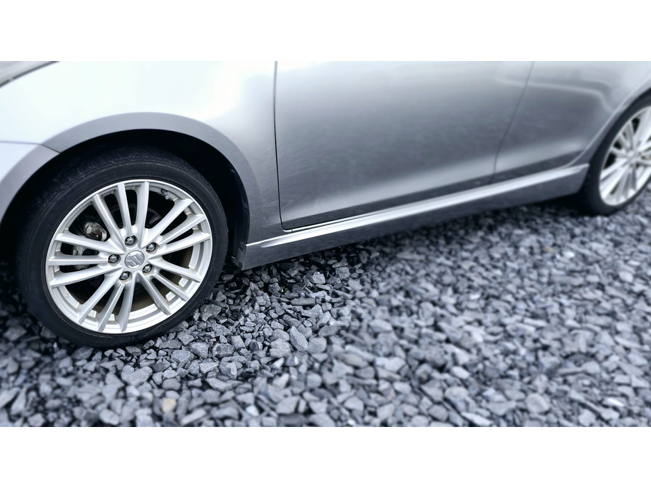 2013 Suzuki Swift - image 9