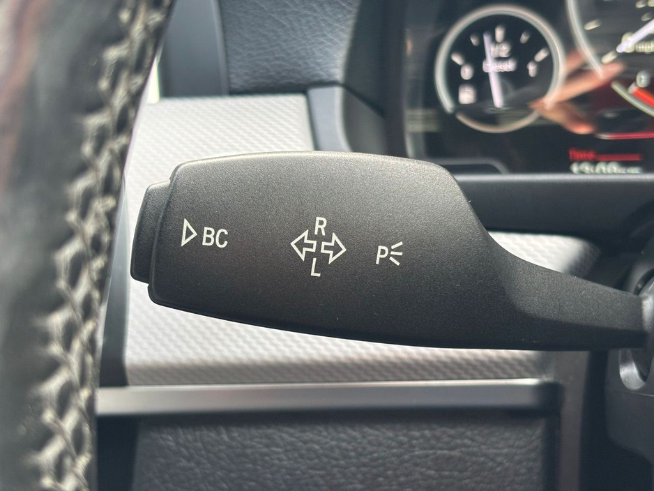 2016 BMW 5 Series - image 24