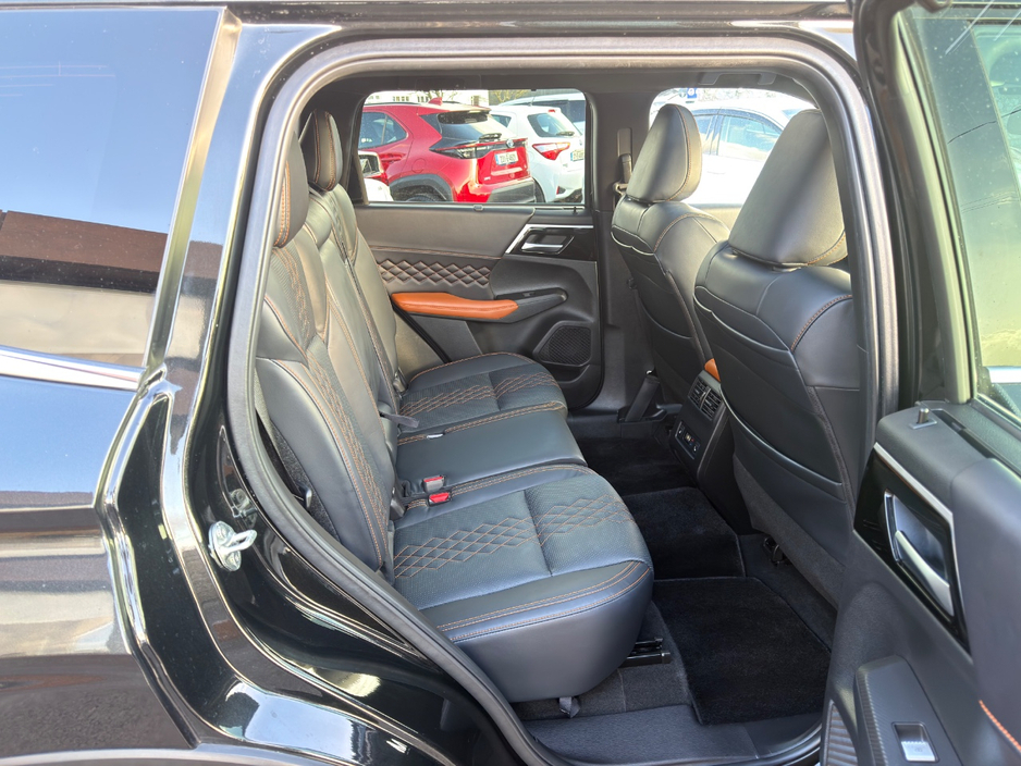 2023 Mitsubishi Outlander - image 9