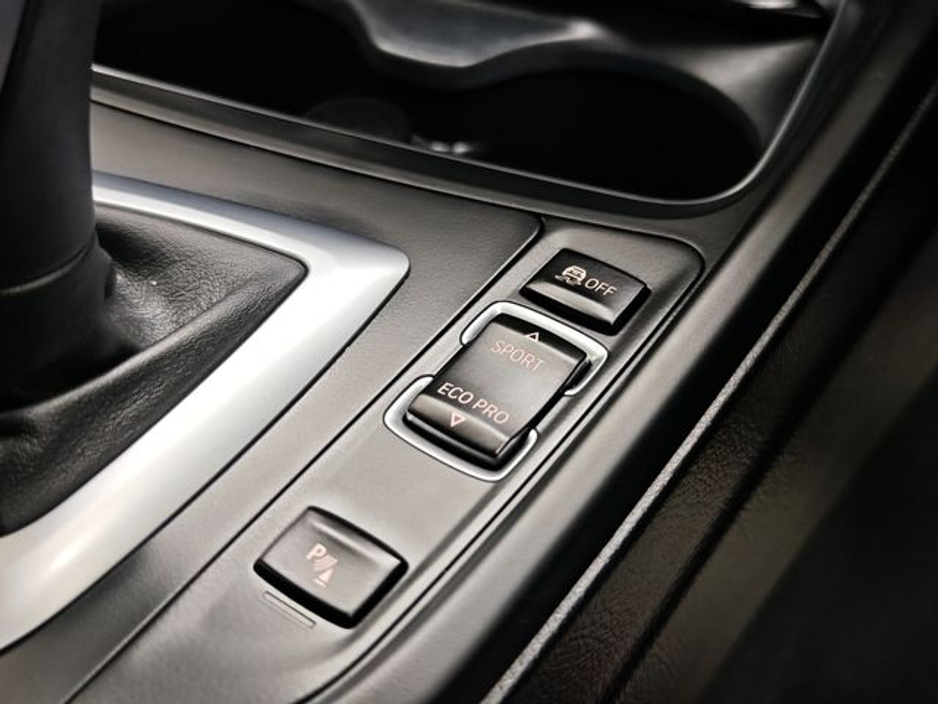 2018 BMW 3 Series - image 40