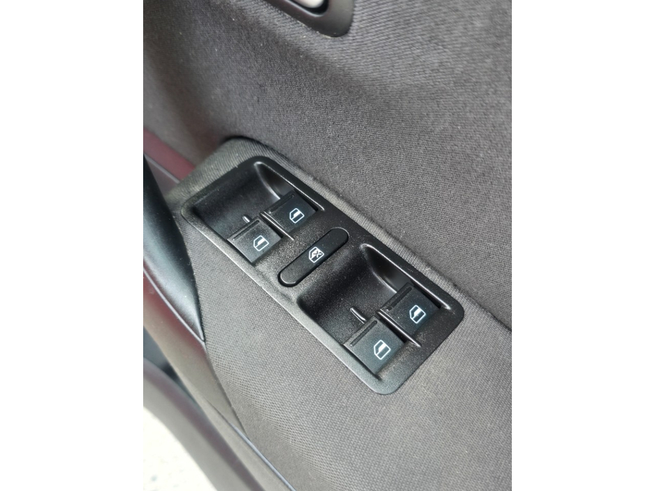 2014 Volkswagen Polo - image 12