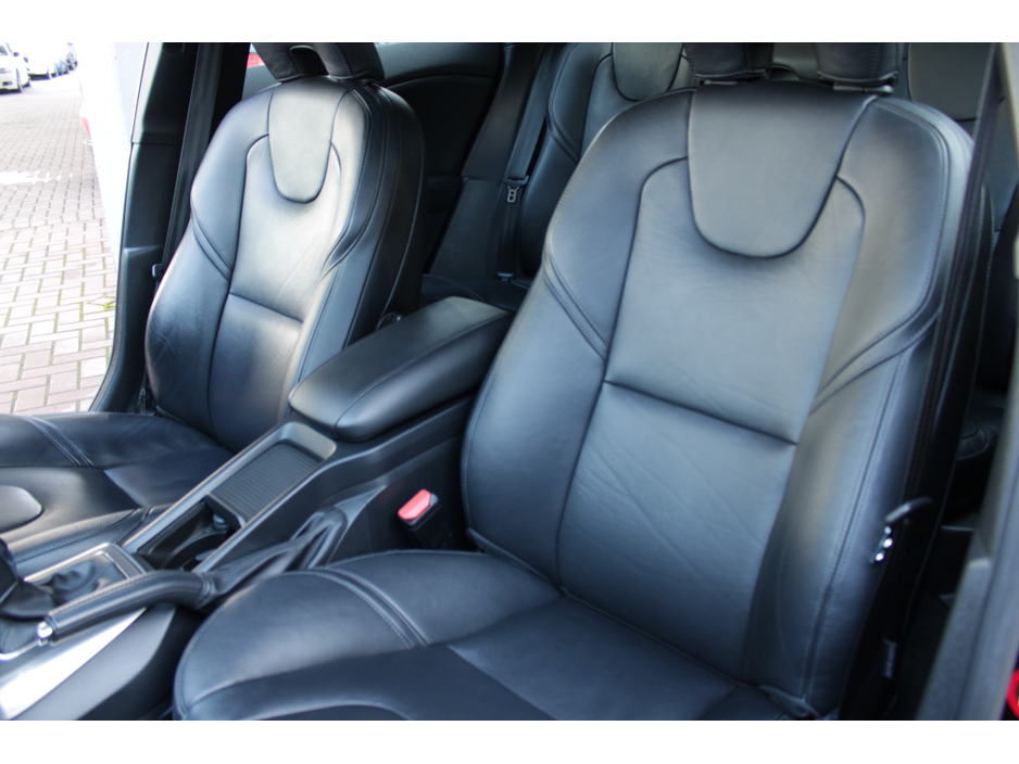 2016 Volvo V40 2.0D4 DYNAMIQUE EDITION 5DR HATCHBACK AUTOMATIC // 1 OWNER CAR WITH ONLY 56,000 KMS IN AS NEW CONDITION // BUY WITH CONFIDENCE AA AND SIMI APPROVED DEALER 2026 // FINANCE ARRANGED // TRADE INS WELCOME €15,950