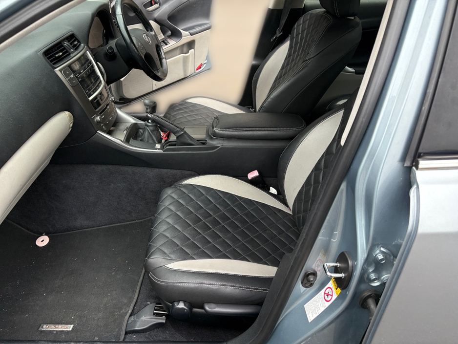 2009 Lexus IS 220 D - image 17