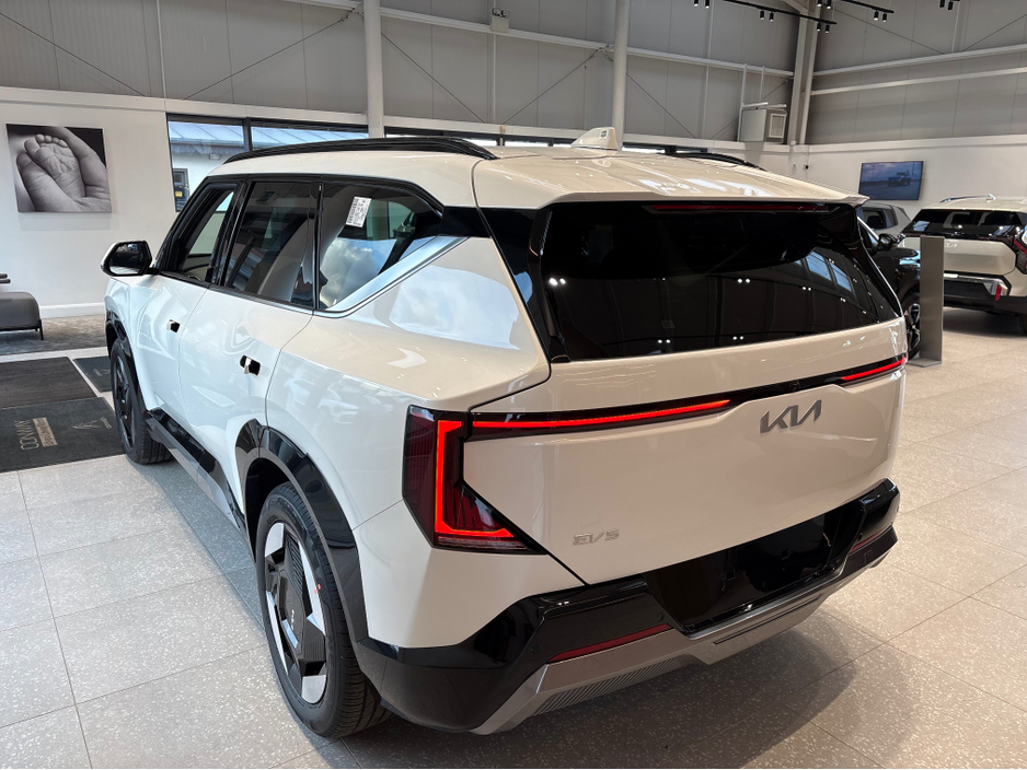 2026 Kia EV5 - image 3
