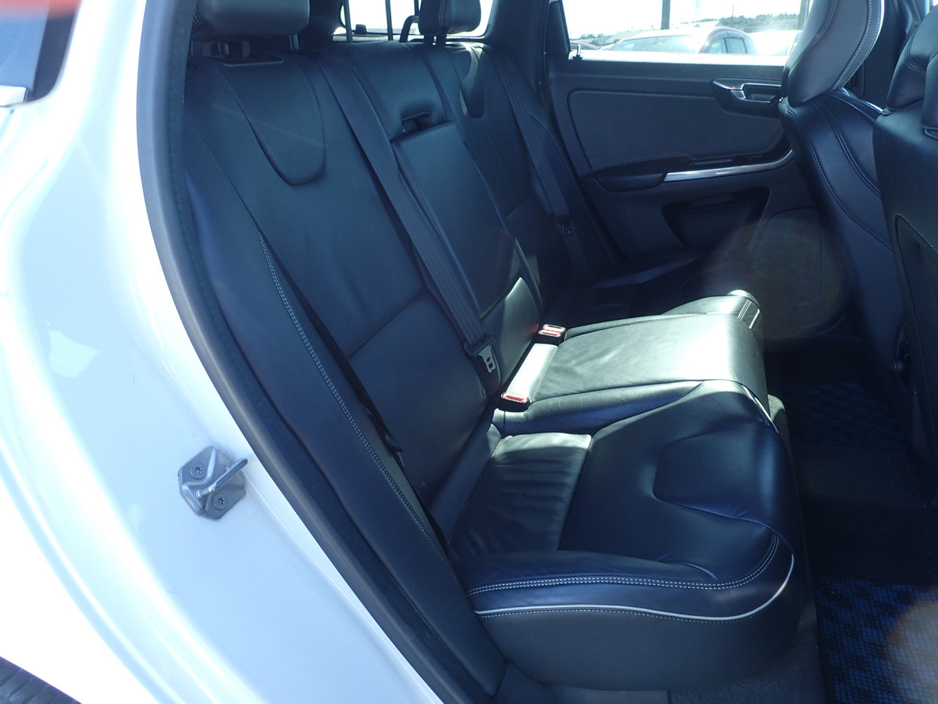 2015 Volvo XC60 2.0 D4 DIESEL R-DESIGN PLUS AUTO // TOP SPEC=LIKE NEW // FULL ELECTRIC HEATED LEATHER // CRUISE CONTROL // ELECTRIC TAILGATE // REVERSING CAMERA // LANE ASSIST // COLLISION WARNING SYSTEM €20,950