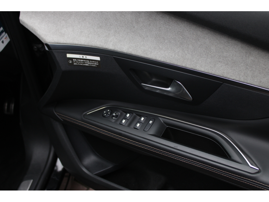 2018 Peugeot 5008 - image 10