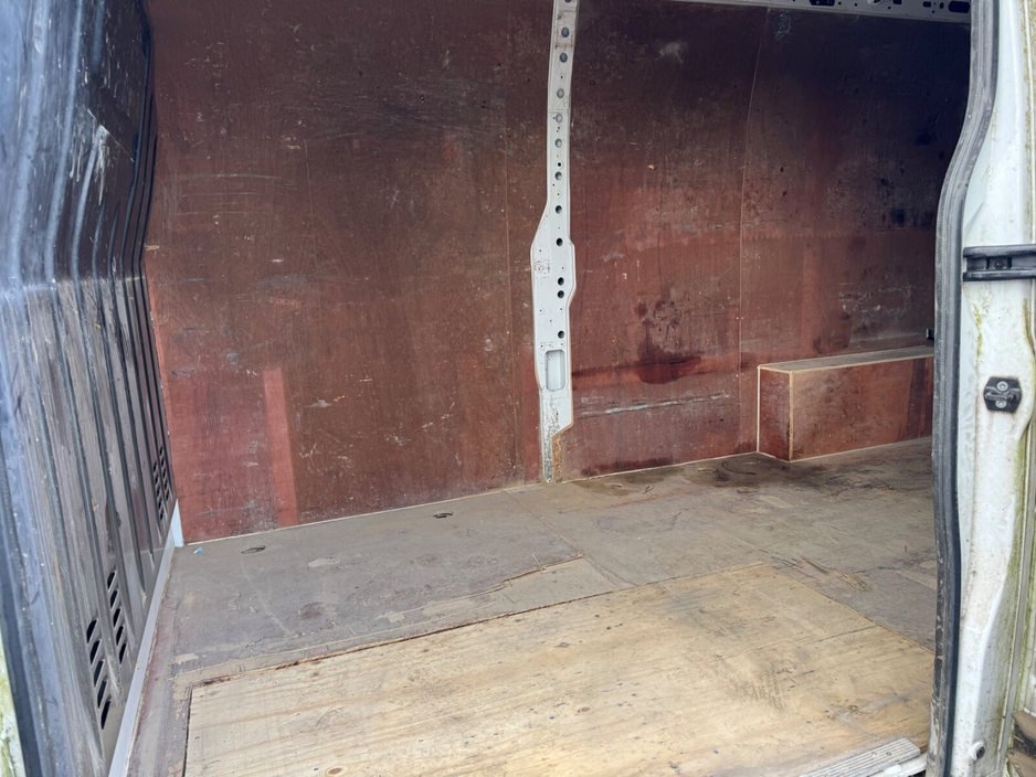 2020 Nissan NV400 - image 10