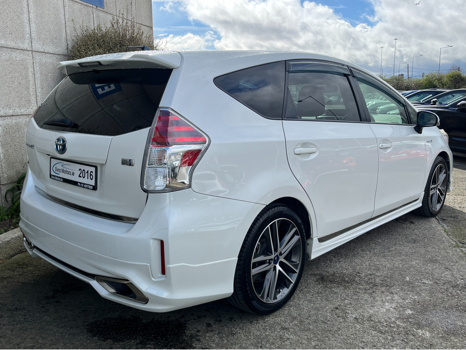 2016 Toyota Prius Alpha - image 4