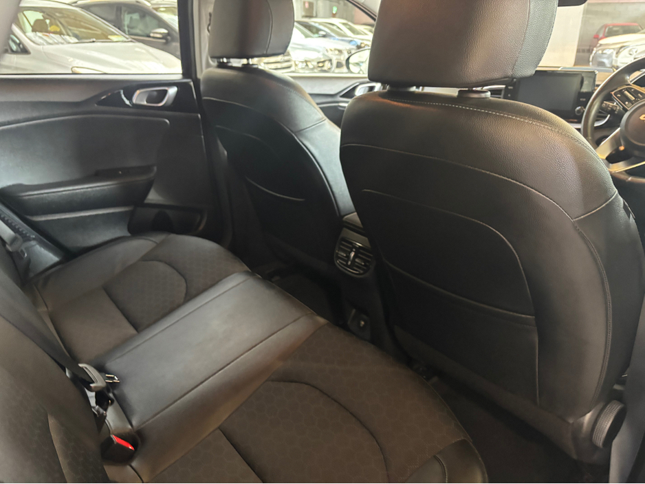 2023 Kia XCeed - image 5