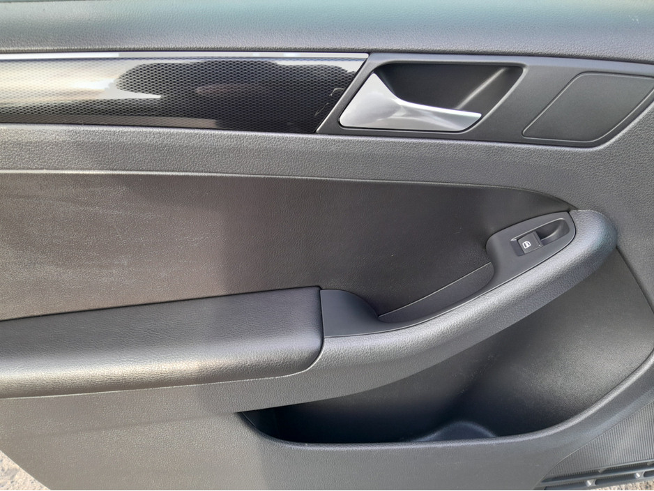 2015 Volkswagen Jetta - image 26