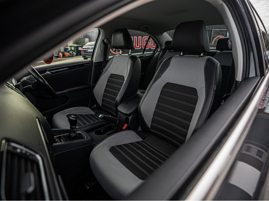 2017 Volkswagen Jetta - image 25