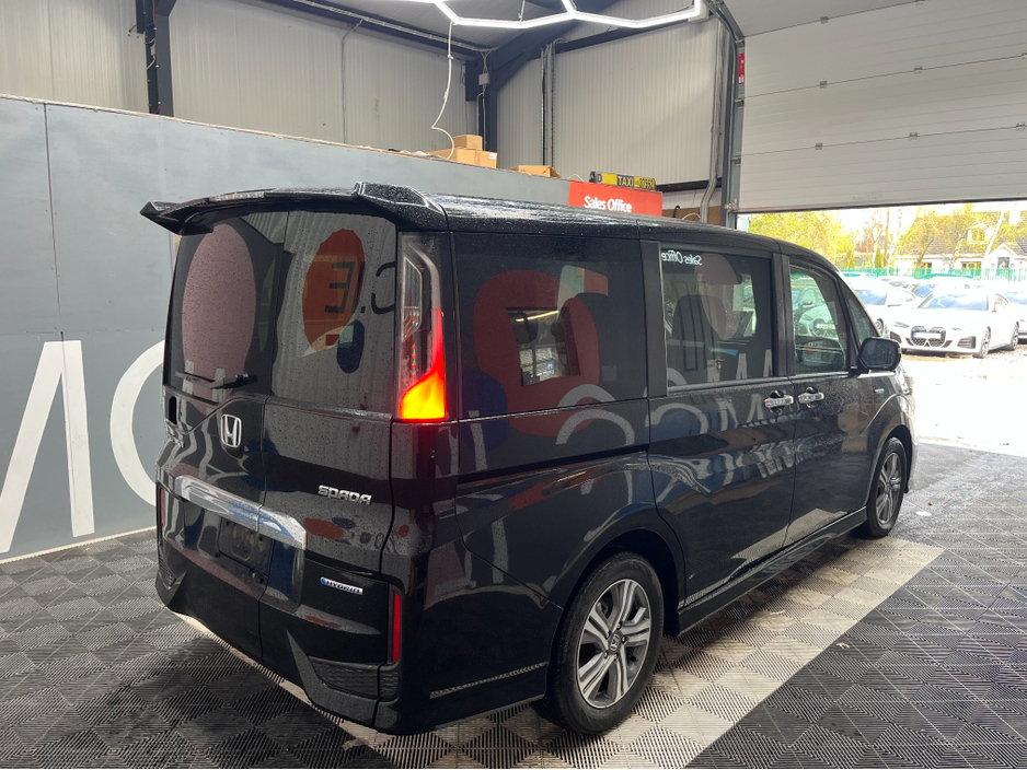 2019 Honda Stepwagon - image 2