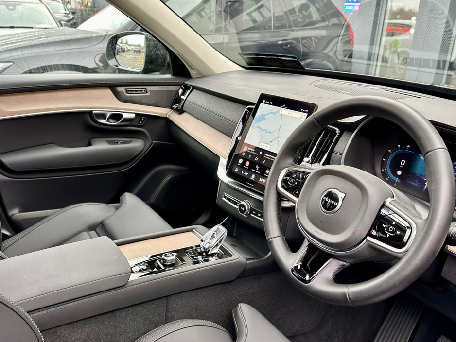 2025 Volvo XC90 MULBERRY RED / PLUS DARK T8 PHEV AWD AUTO PLUS €78,950