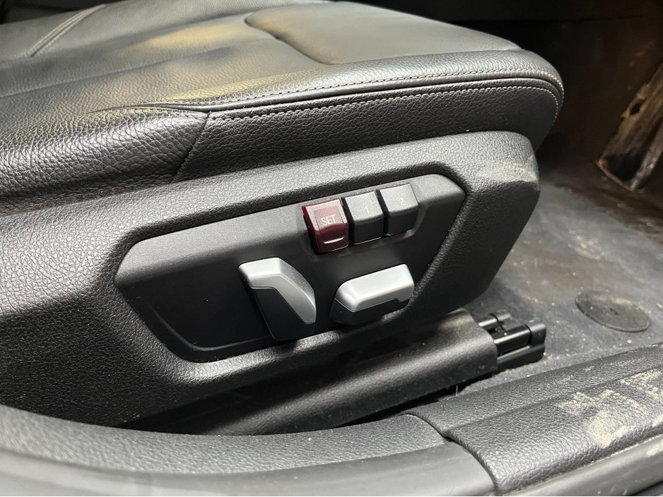 2017 BMW 3 Series - image 10