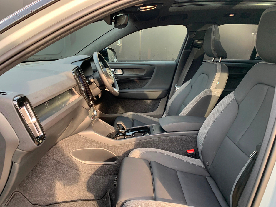 2025 Volvo EX40 - image 19