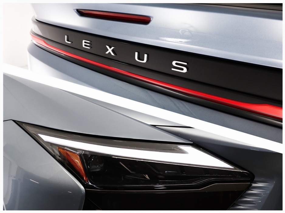 2025 Lexus RZ - image 25