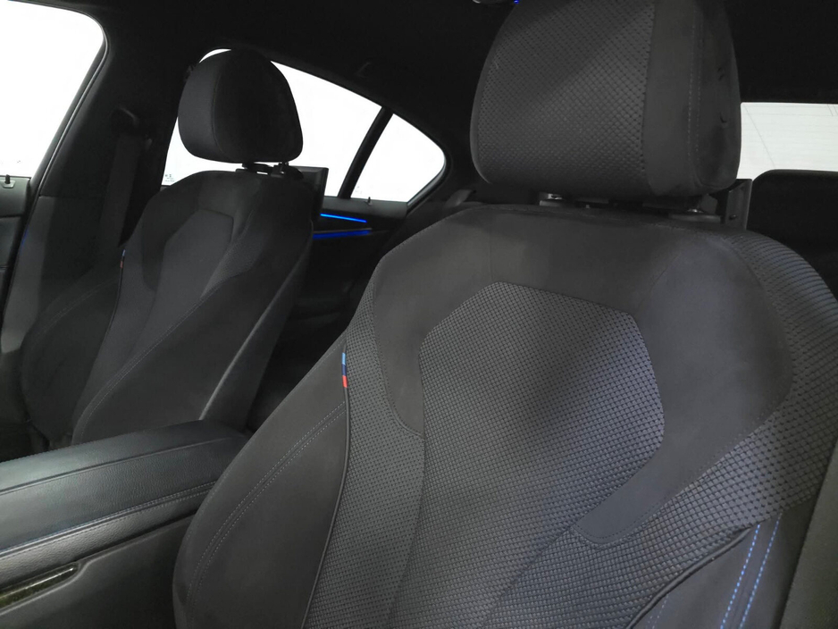 2017 BMW 5 Series - image 18