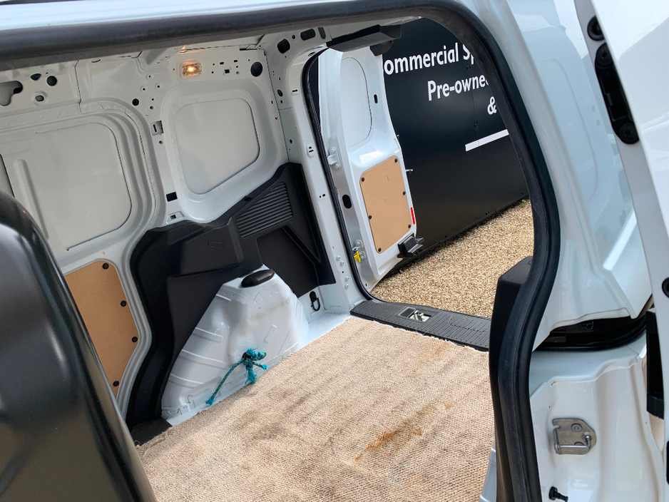 2018 Ford Transit Courier - image 12