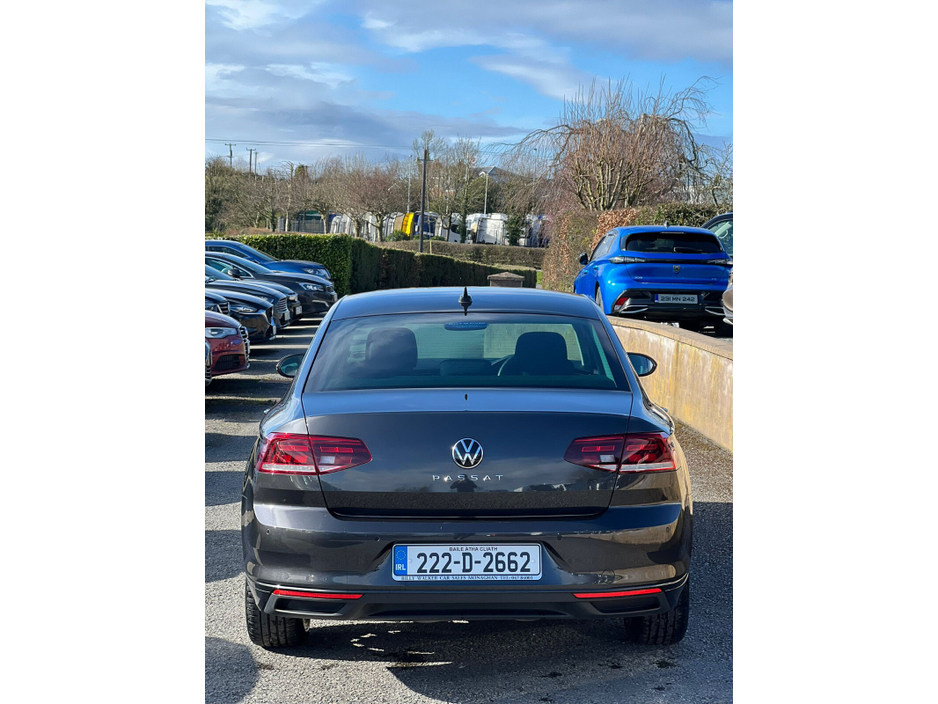 2022 Volkswagen Passat - image 3