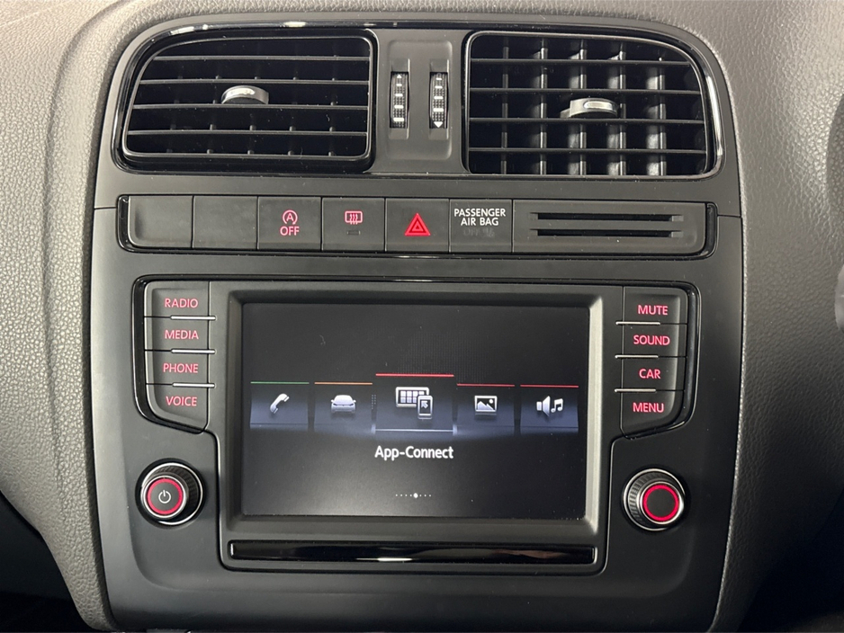 2017 Volkswagen Polo - image 18