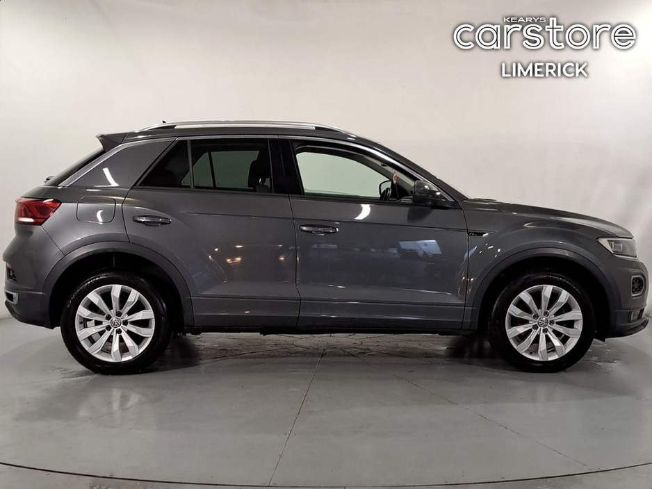 2019 Volkswagen T-Roc - image 2