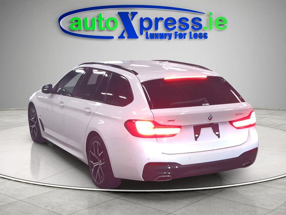 2022 BMW 5 Series - image 7