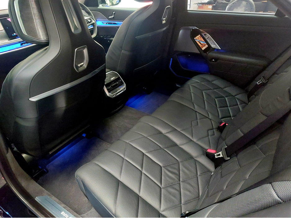 2023 BMW i7 - image 13