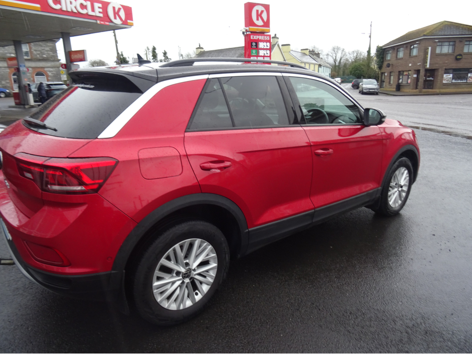 2023 Volkswagen T-Roc - image 8